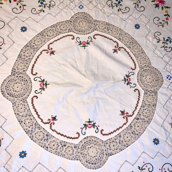 Vintage Hand Embroidered Tablecloth Exquisite Antique Linen - Picture 4 of 7